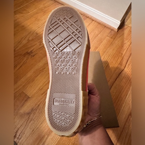 Burberry Tennis Shoe. NEW - Picture 4 of 7